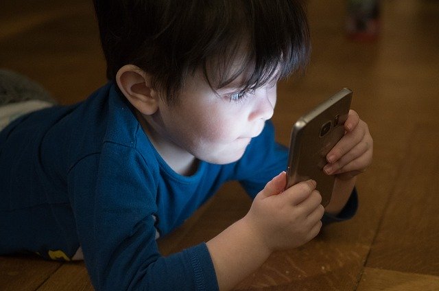 Acalmar uma criança com celular impede que ela aprenda a se acalmar